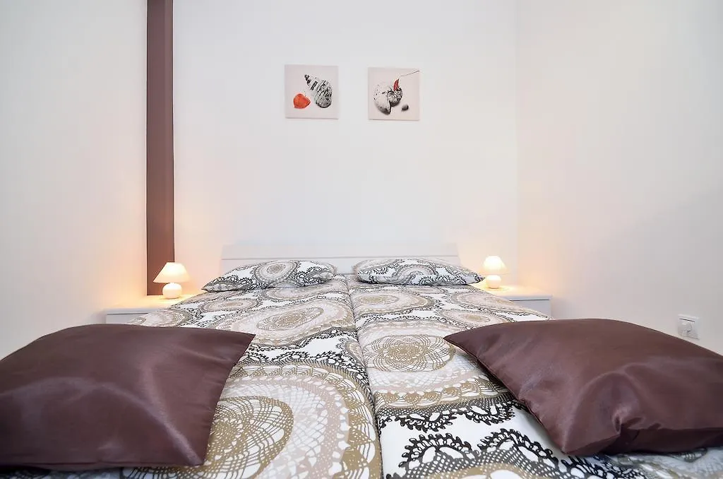 Apartments Nautilus Pula 0*,